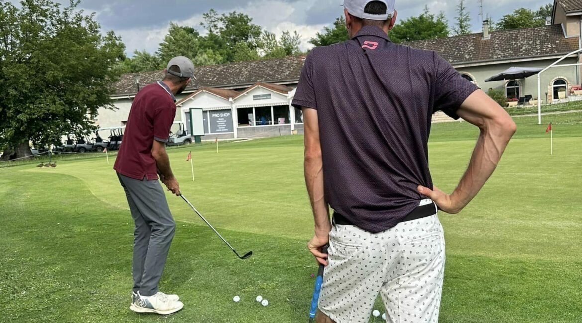 Cours golf perfectionnement Drôme : analyse vidéo swing, moniteurs diplômés, parcours 18T technique. Programmes sur mesure. Lyon 45min. ☎ 04 75 03 03 90