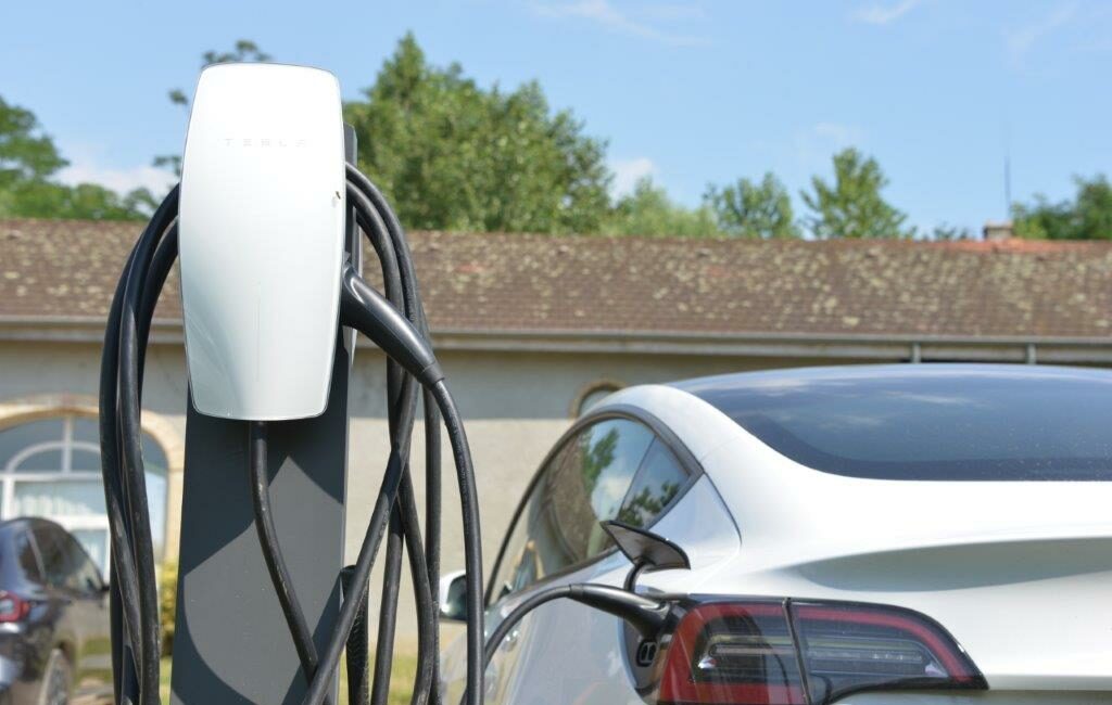 Domaine Golf d'Albon : Révolution Écologique avec les Premiers Bornes de Recharge Tesla dans un Golf de la Drôme