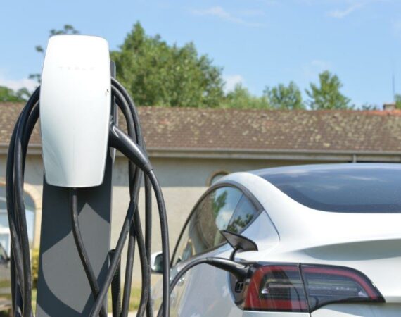 Domaine Golf d'Albon : Révolution Écologique avec les Premiers Bornes de Recharge Tesla dans un Golf de la Drôme