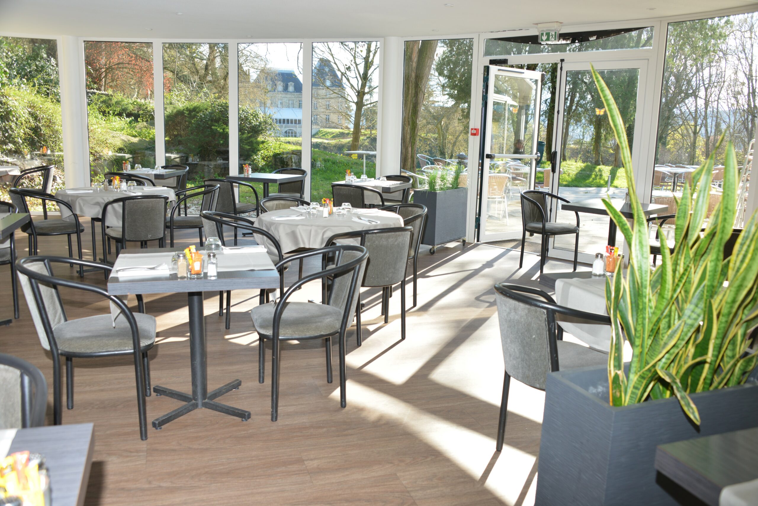 Découvrez comment le Domaine Golf d'Albon transforme vos sessions de coaching en expériences Espaces Détente (Véranda & Mezzanine) Des zones de respiration essentielles pour ancrer les apprentissages et enrichir l'expérience formative.