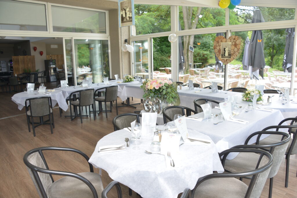 Hôtel 3★ salle séminaire accessible Lyon Valence : A7 sortie 12 + 120 ha nature. 4 salles équipées, 31 chambres, restaurant, team building golf. 📞 04 75 03 03 90