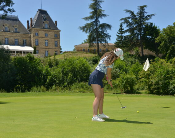 Vous vous demandez où faire du golf dans la Drôme ? Le Domaine Golf d'Albon s'impose comme le parcours de référence de la vallée du Rhône entre Lyon et Valence.
