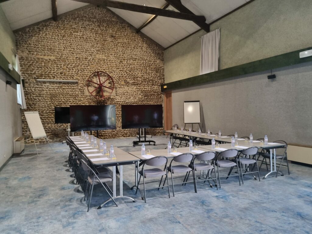 Réservez votre salle de séminaire près de Lyon. Cadre premium, équipements pro, disponibilités limitées. Contactez-nous : 04 75 03 03 90