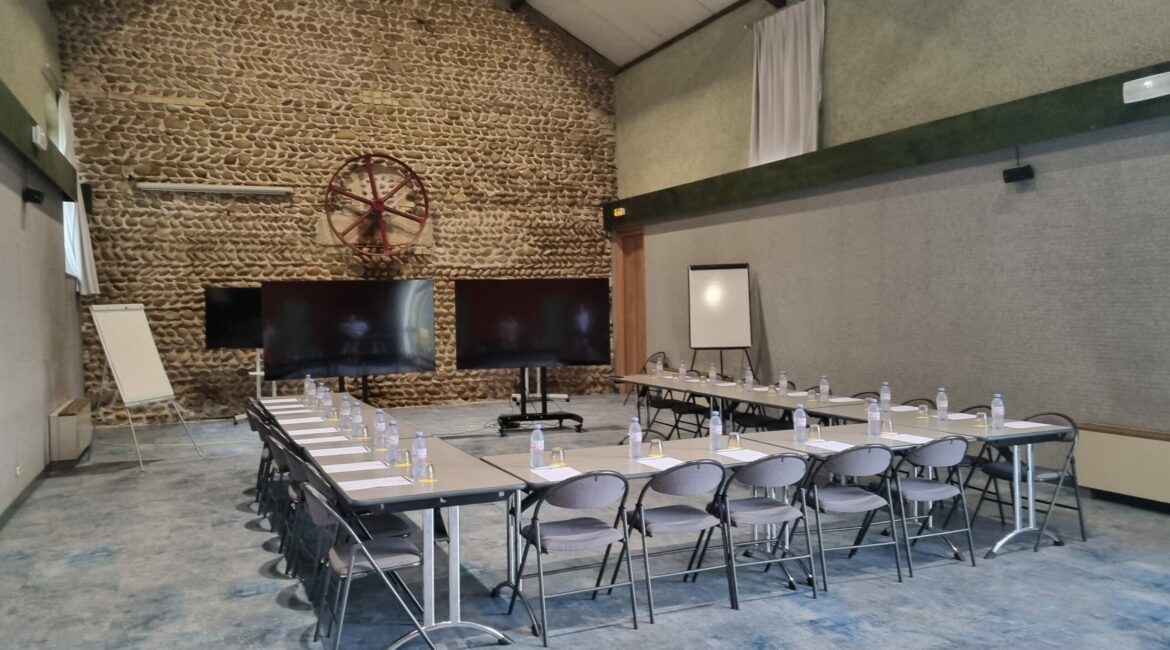 Réservez votre salle de séminaire près de Lyon. Cadre premium, équipements pro, disponibilités limitées. Contactez-nous : 04 75 03 03 90
