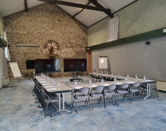 Réservez votre salle de séminaire près de Lyon. Cadre premium, équipements pro, disponibilités limitées. Contactez-nous : 04 75 03 03 90