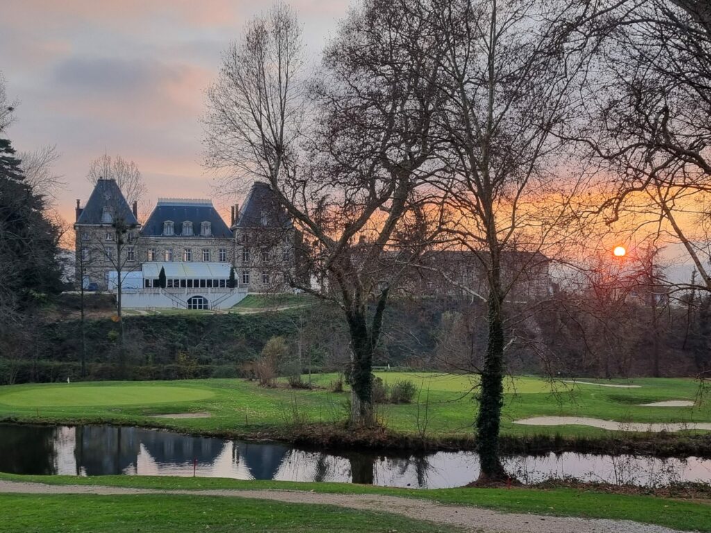 Domaine Golf d'Albon au Château de Senaud : Excellence Golfique et Patrimoine Historique en Drôme des Collines