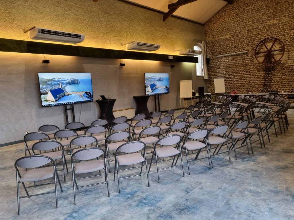Salle du Moulin (145 m²)
La grande salle de séminaire pour vos événements d'envergure