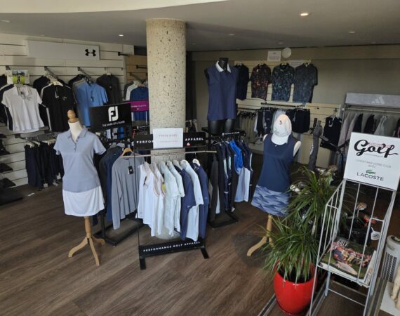 Découvrez le style golf au Pro Shop du Domaine Golf d'Albon : collections tendance, looks élégants et mode golfique premium en Drôme.