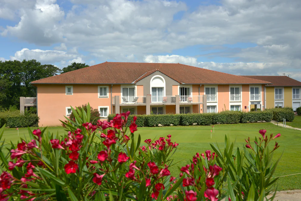 Réserver séminaire entreprise Rhône-Alpes au Domaine Golf d'Albon : complexe 4-en-1 sur 120 hectares, salles équipées jusqu'à 100 personnes. ☎ 04 75 03 03 90