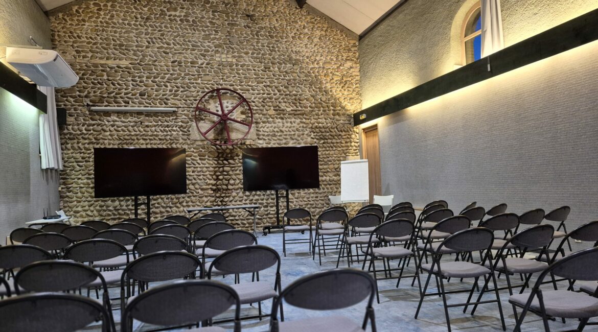 Louez votre salle de formation entre Lyon et Valence : 4 espaces équipés sur 120 hectares, terrasse panoramique, A7 sortie 12. Devis ☎ 04 75 03 03 90