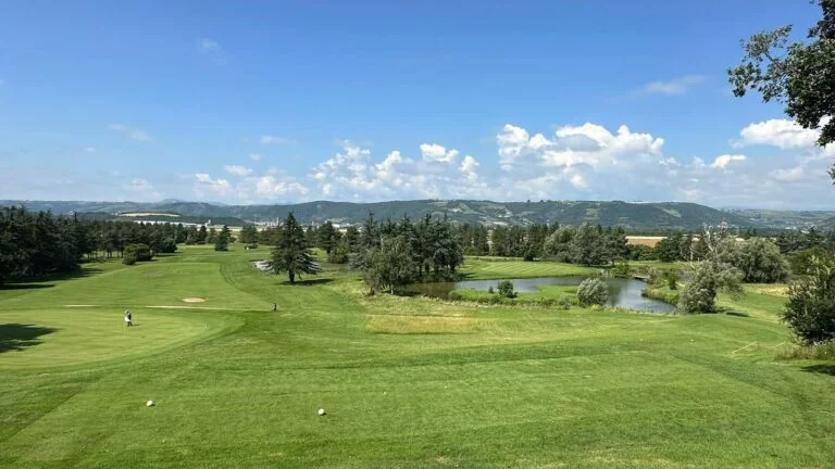 Réserver séminaire entreprise Rhône-Alpes au Domaine Golf d'Albon : 120 hectares de nature, salle 145 m², Lyon 45min. Cadre naturel inspirant pour événements corporate réussis.