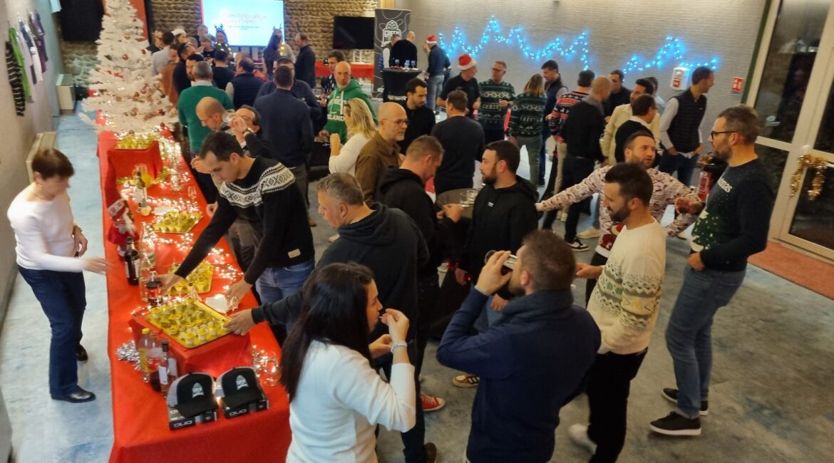 Lieu atypique fête fin d'année 80 à 100 personnes : Domaine Golf d'Albon, 120 hectares, salle 145 m², Lyon 45min. Réservation : 04 75 03 03 90