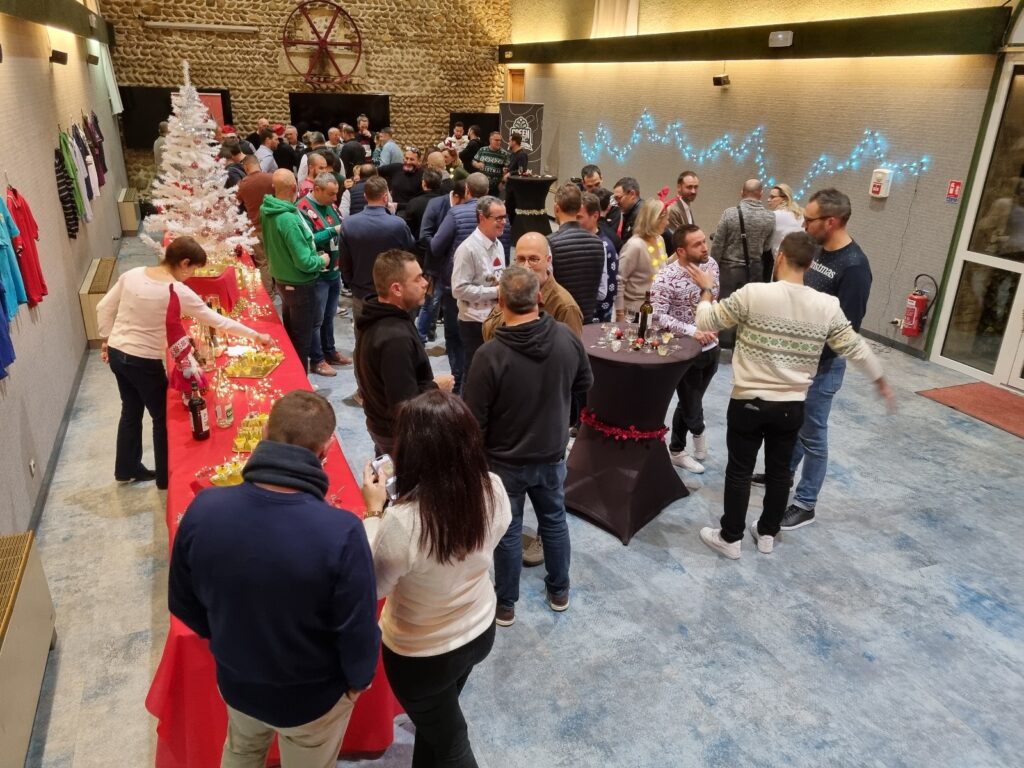 Lieu atypique fête fin d'année 80 à 100 personnes : Domaine Golf d'Albon, 120 hectares, salle 145 m², Lyon 45min. Réservation : 04 75 03 03 90