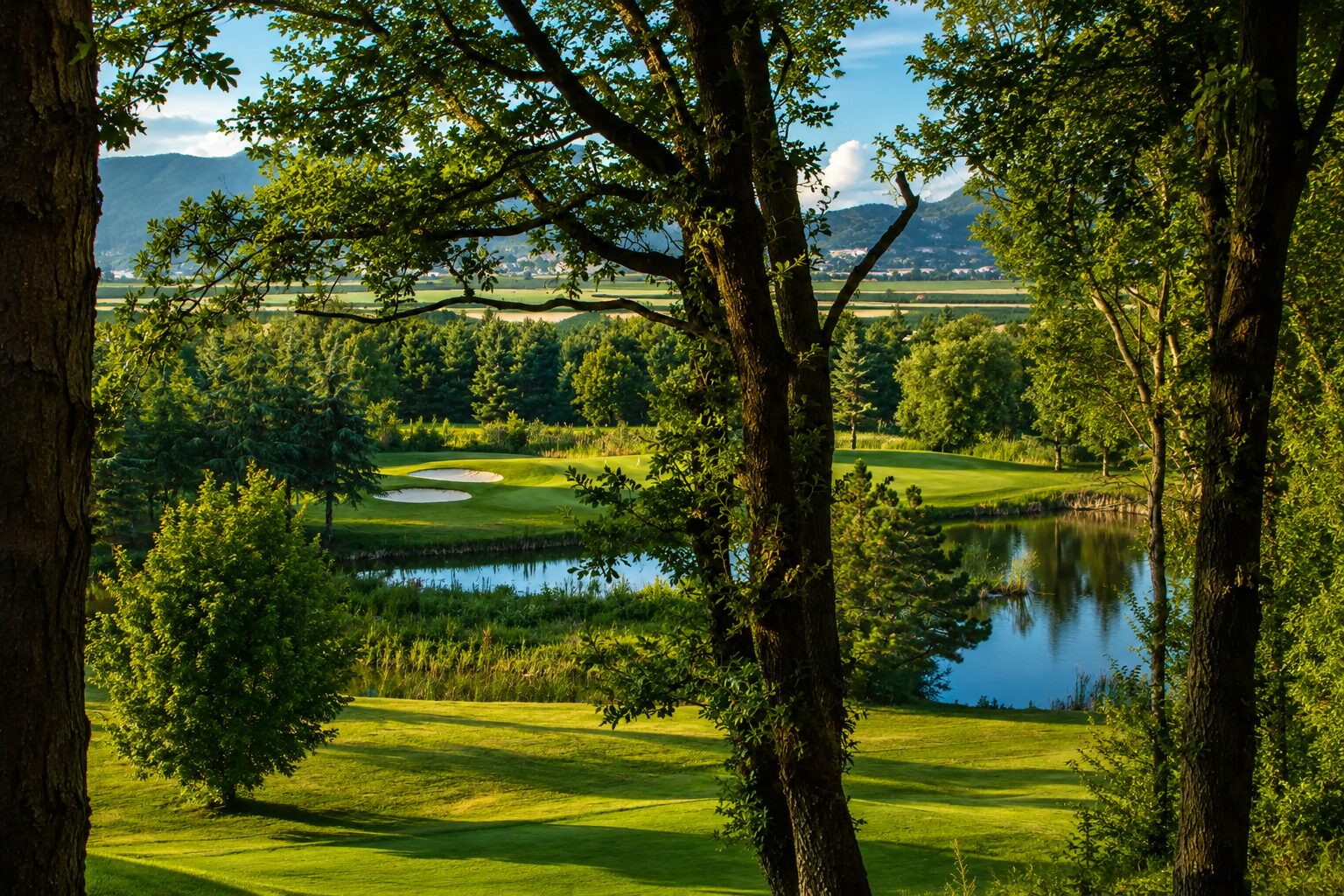 Vue depuis le départ du trou numéro 6 du Domaine Golf d'Albon